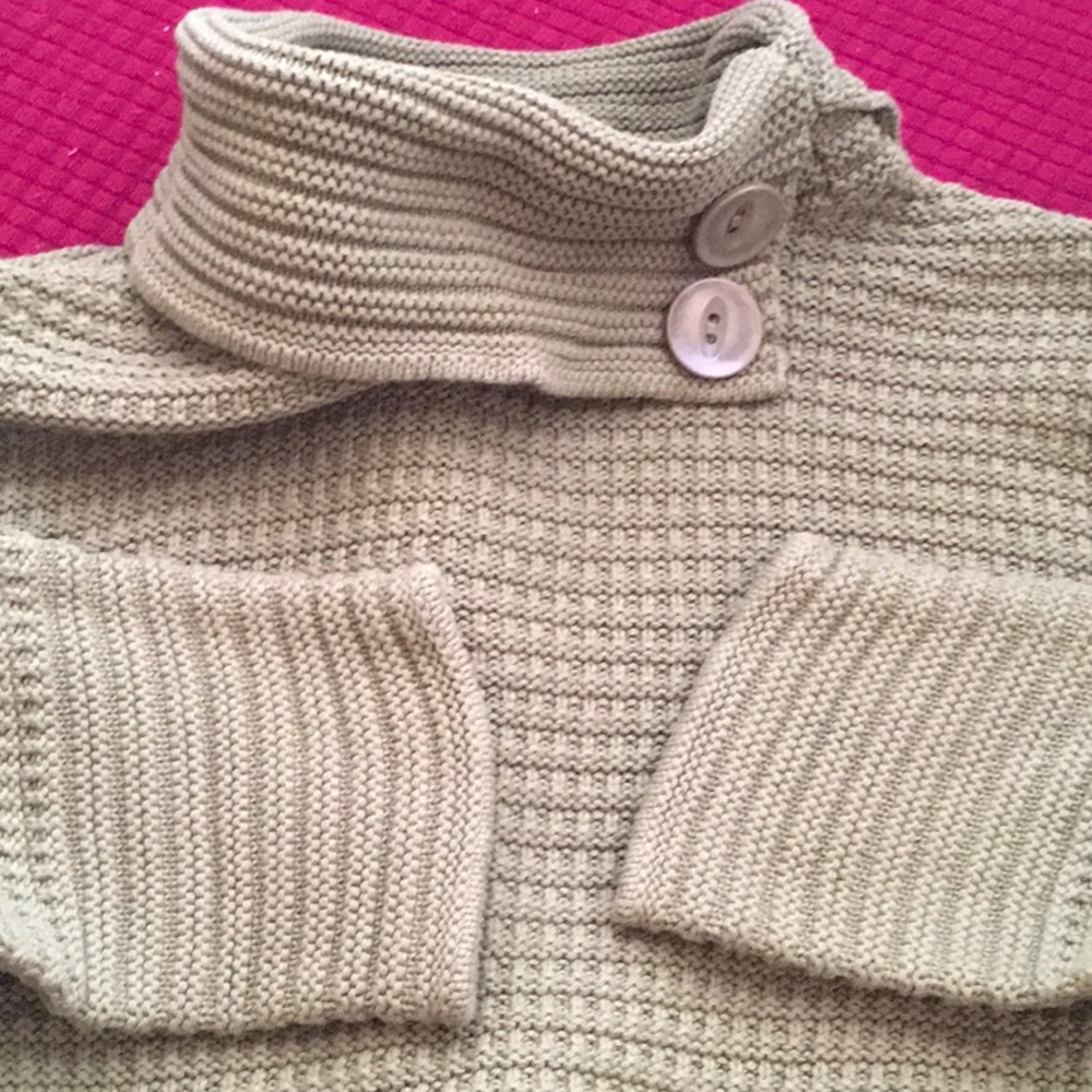 Splendor green 2 button modified turtleneck - Picture 10 of 10